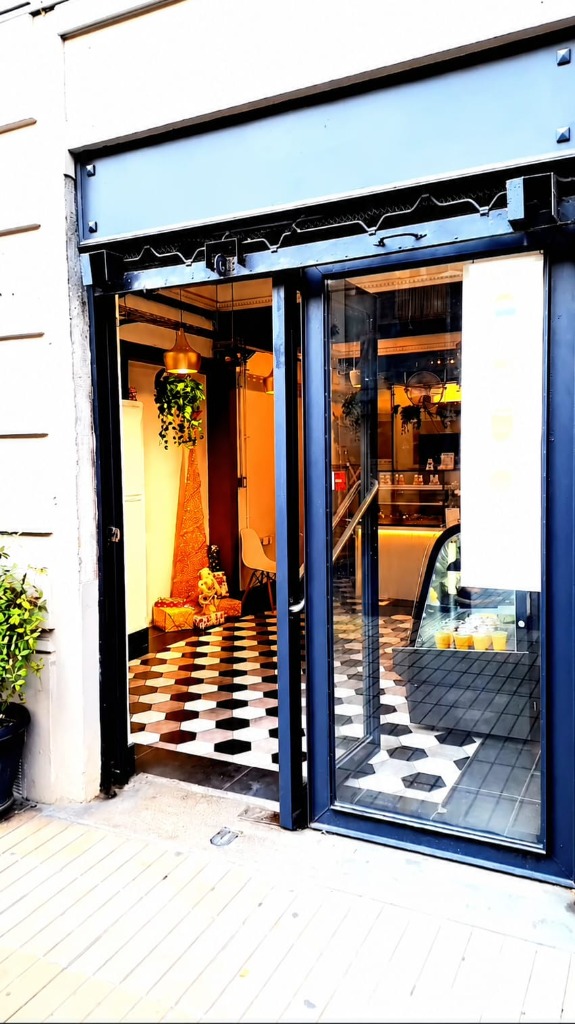 Fachada exterior de VERDI Coffee Tea Shop por MAROZ Estudio