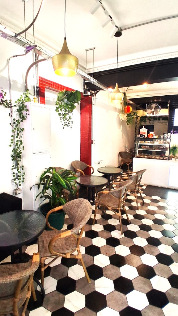 Fachada y letrero de VERDI Coffee Tea Shop por MAROZ Estudio