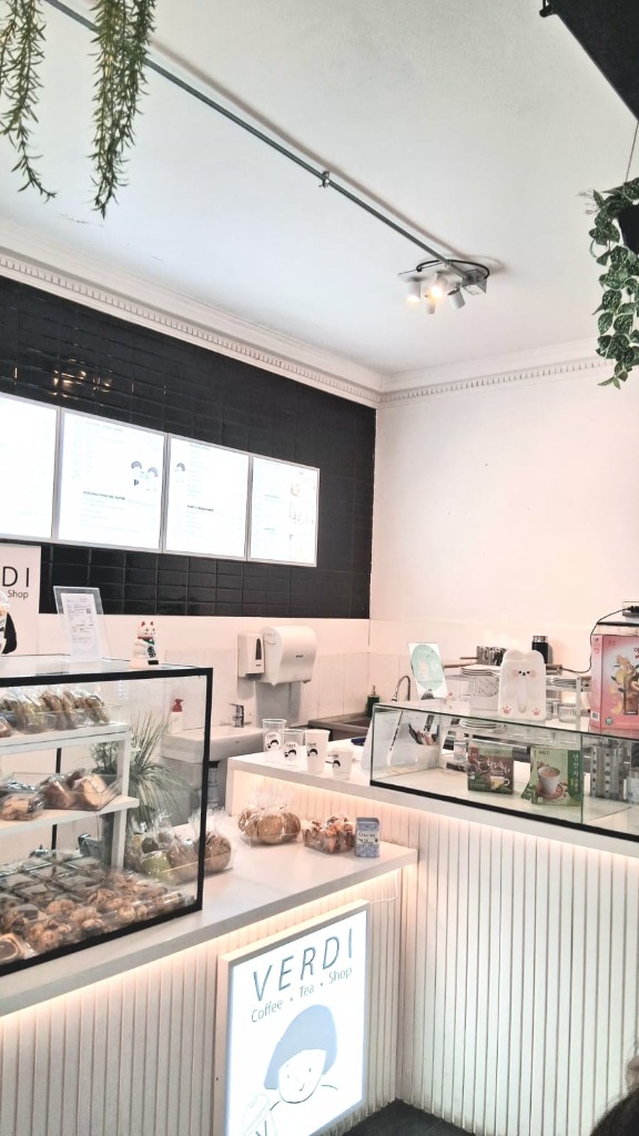 Diseño de barra y mostrador de VERDI Coffee Tea Shop por MAROZ Estudio