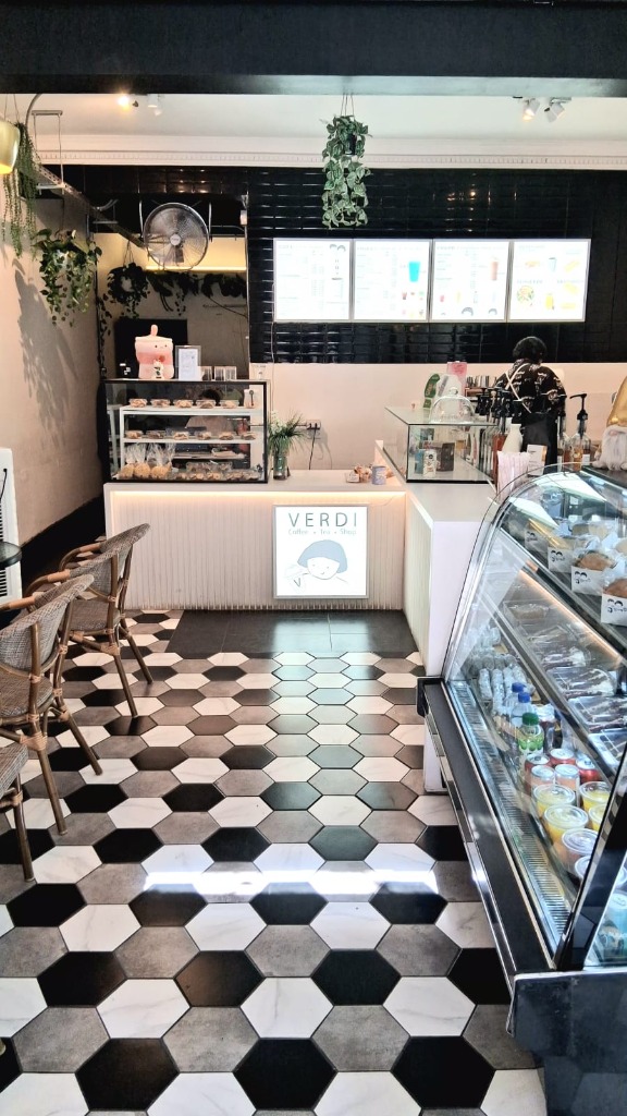 Diseño de salón interior de VERDI Coffee Tea Shop por MAROZ Estudio